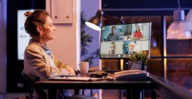 Angajată care lucrează remote într-un sistem de muncă hibridă