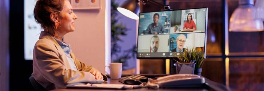 Angajată care lucrează remote într-un sistem de muncă hibridă